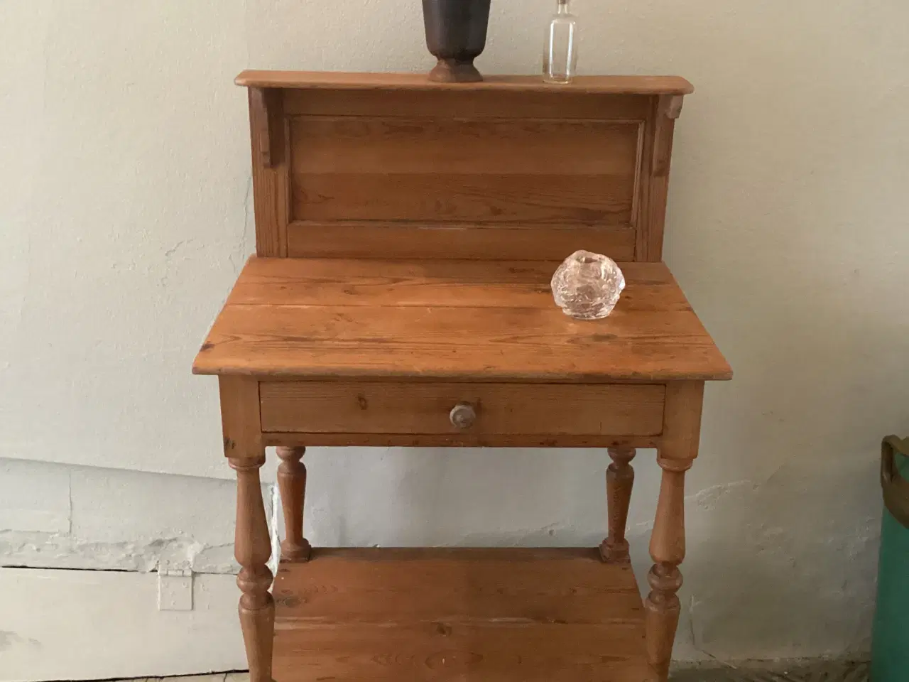 Billede 3 - Retro fyrretræs bord med skuffe og hylde