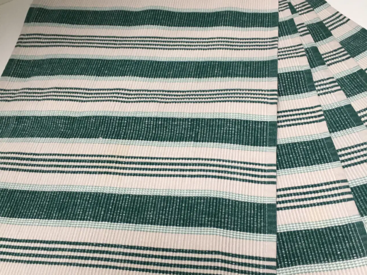 Billede 2 - Dækkeservietter i grøn /eller rød strib