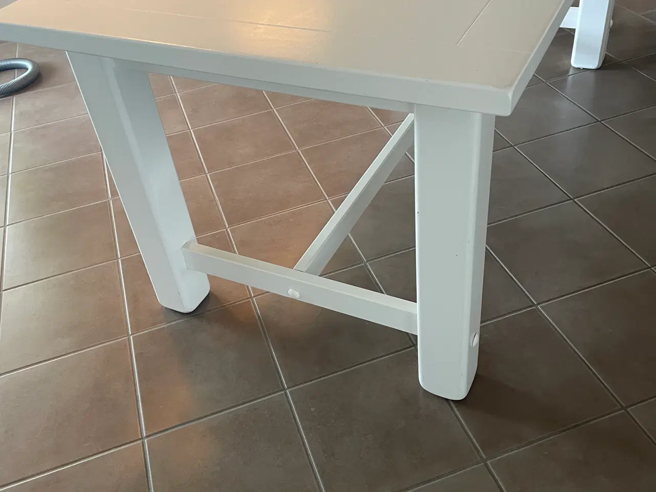 Billede 2 - Spisebord i massiv træ lakeret