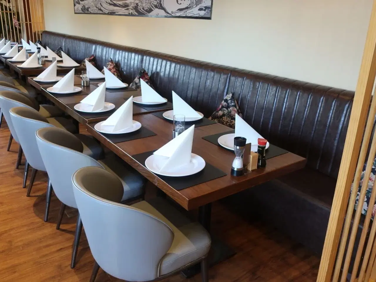 Billede 4 - 4 borde, 12 nye stole samt 5 bænke