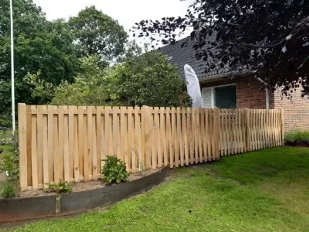 Billede 1 - Havehegn i egetræ - hele DK