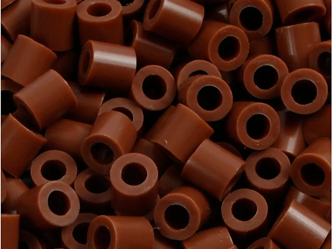 Billede 1 - Rørperler, str. 5x5 mm, hulstr. 2,5 mm, medium, chokolade (32249), 1100stk./ 1 pk.