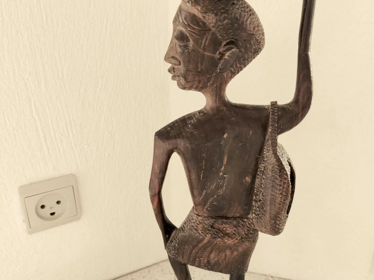 Billede 4 - Flot afrikansk træfigur i mørkt hårdttræ