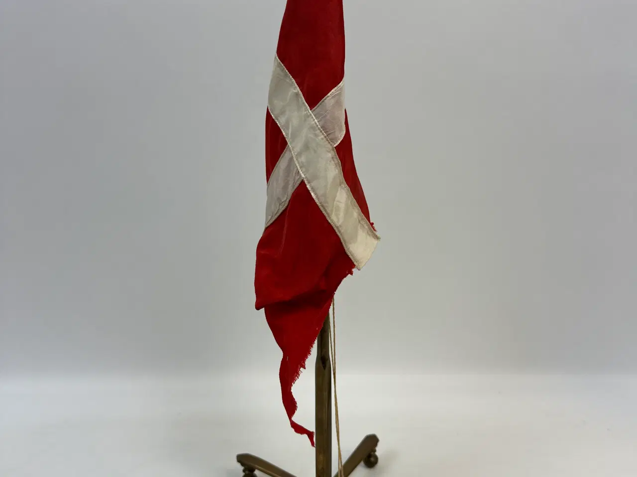 Billede 1 - Ældre messing dannebro / bordflag