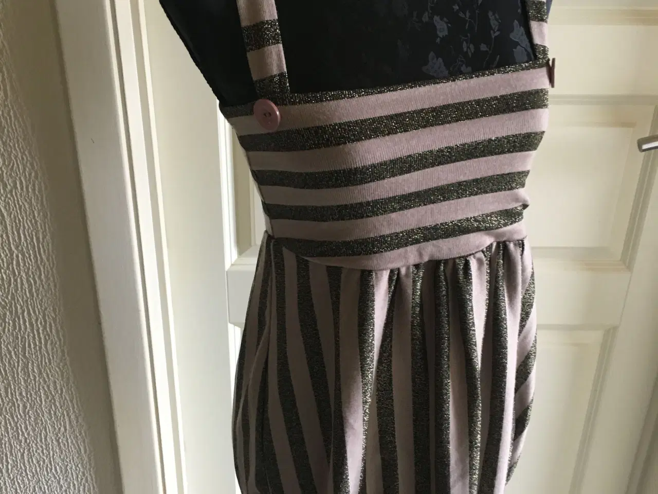 Billede 1 - Helt ny top Vila str. 36 viskose med guldtråde