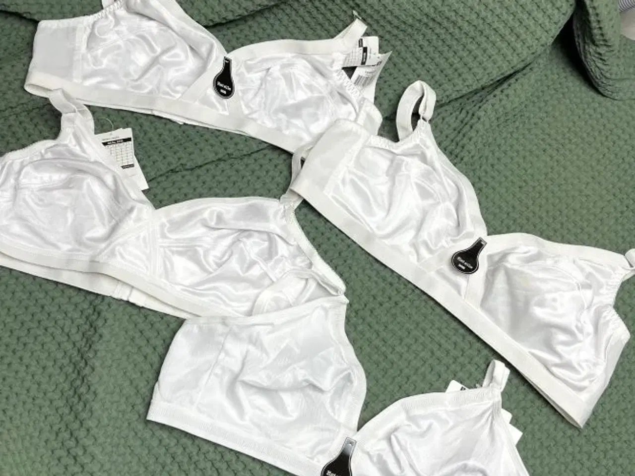 Billede 1 - 4 hvide BH'er, str. 90B. Helt ubrugt!