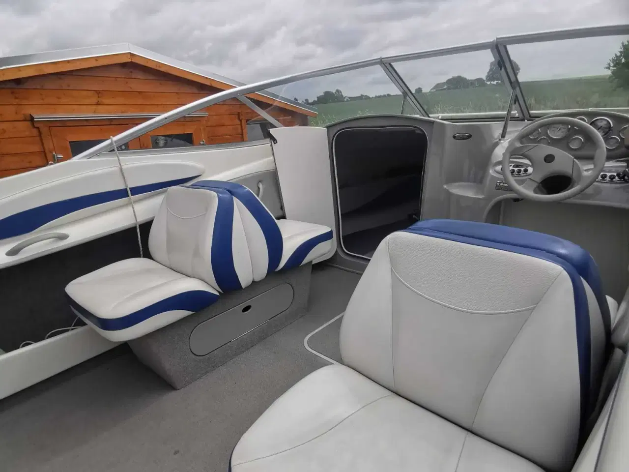 Billede 2 - Bayliner 212 – kraftfuld og sjov speedbåd med V8