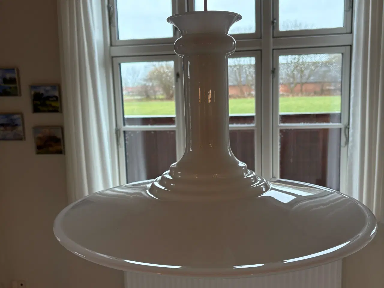 Billede 1 - Holmegaard Mythos i hvid opalineglas. Diameter 39.