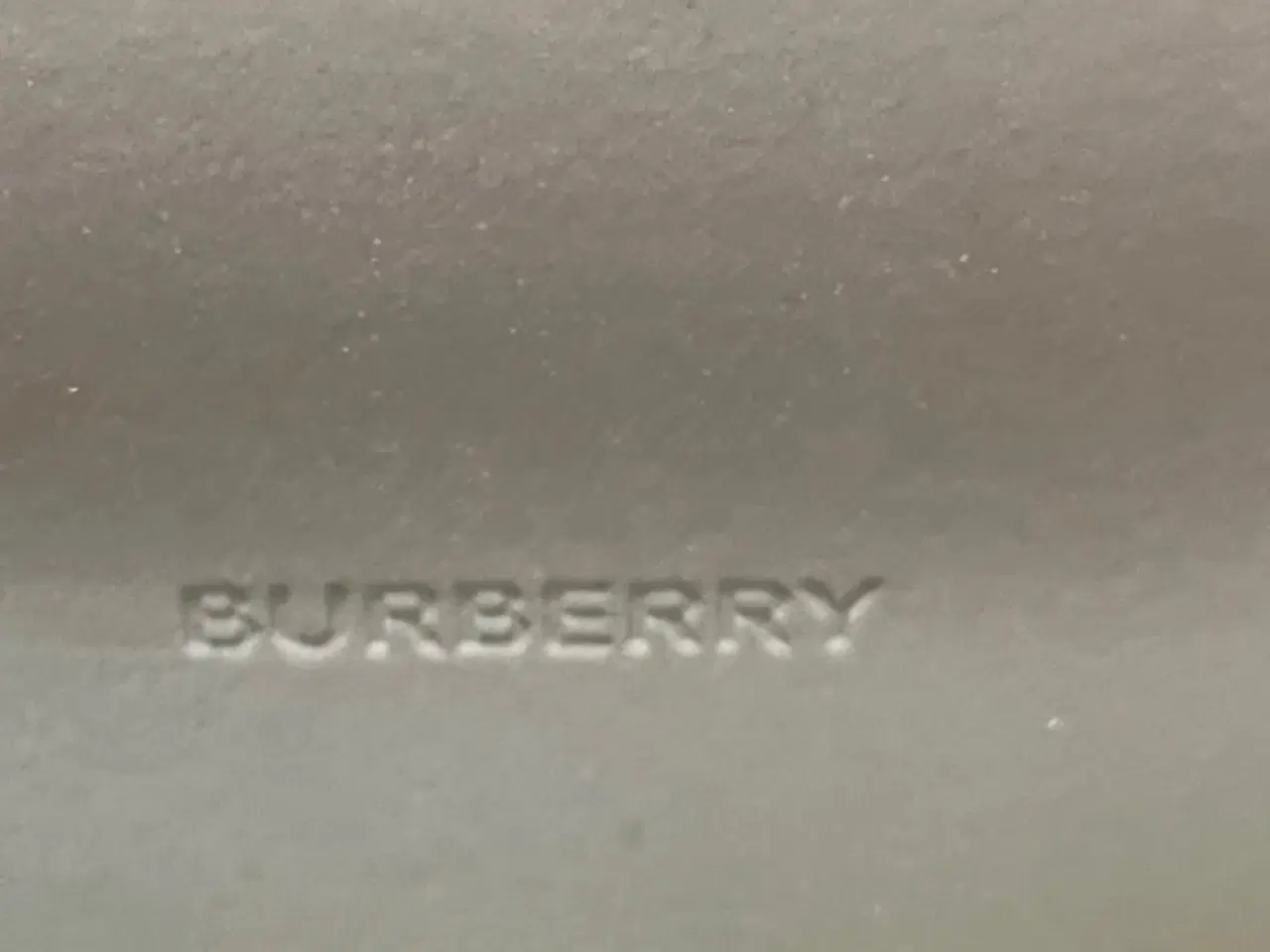 Billede 11 - Burberry solbrille & brille etui 2 stk