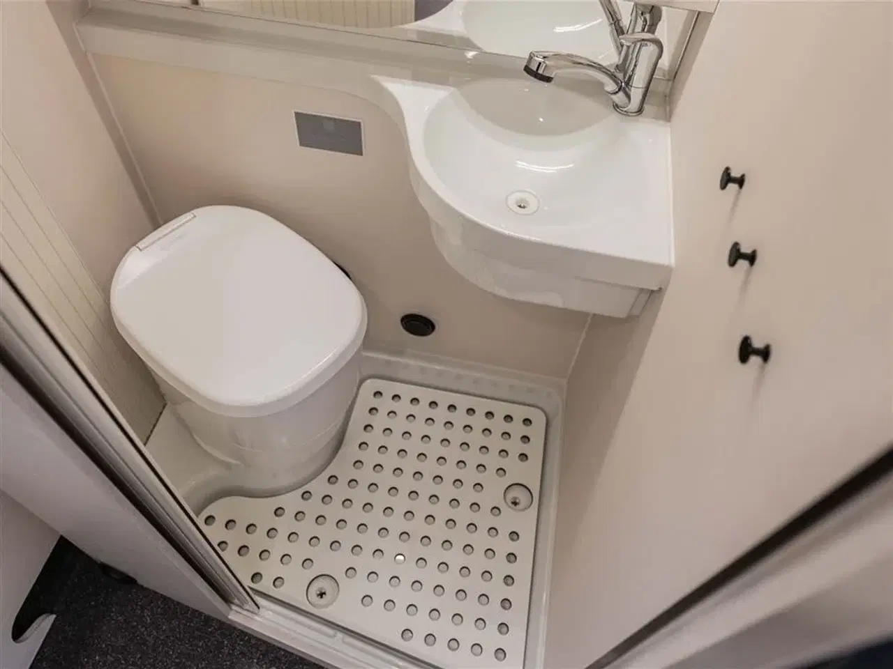 Billede 20 - 2026 - Tourne 6.4 Select aut. gear - Black   Tournes topmodel med langsgående senge