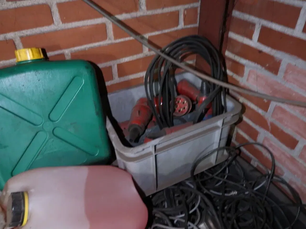 Billede 4 - Div. Dunke med indhold samt div. Forlængerledninger