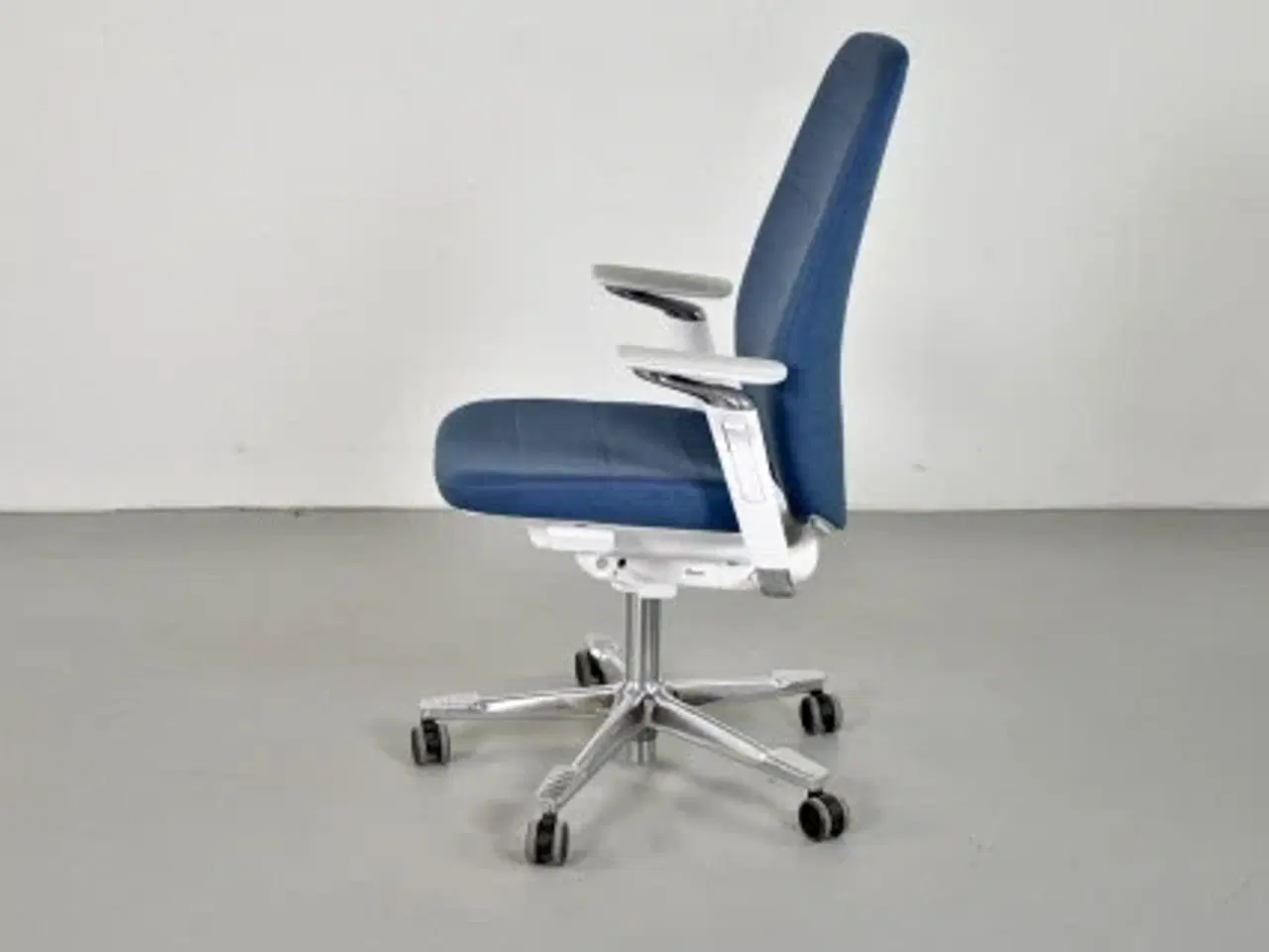 Billede 2 - Kinnarps capella white edition kontorstol med blåt polster og armlæn