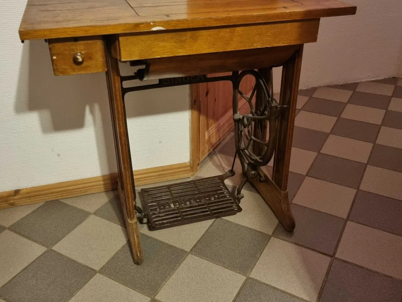 Billede 1 - Symaskine, der kan klappes ned i bord.