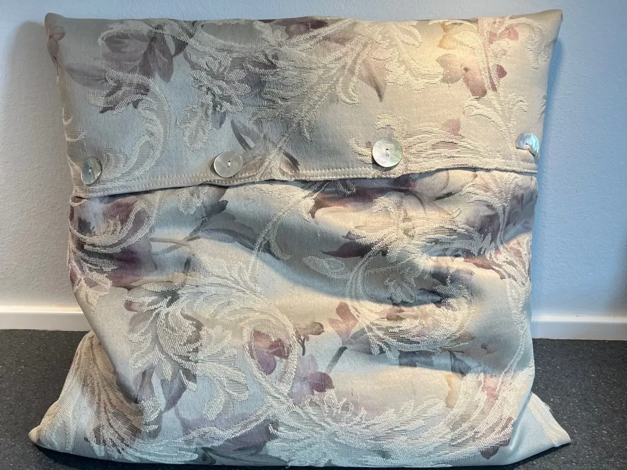 Billede 1 - Smuk Lene Bjerre pyntepude med perlemorsknapper