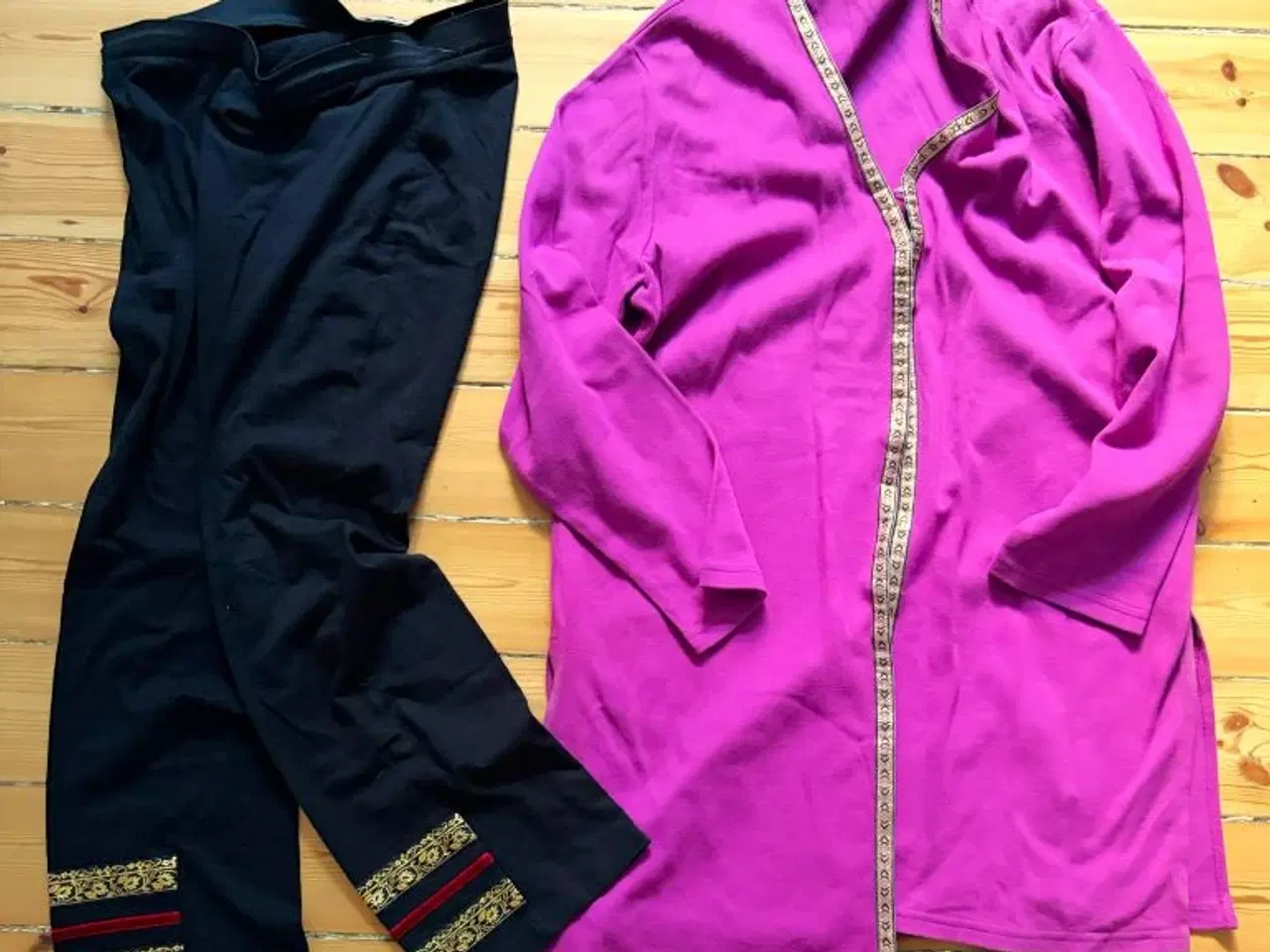 Billede 1 - Sæt med jakke og bukser. Gyldne bånd