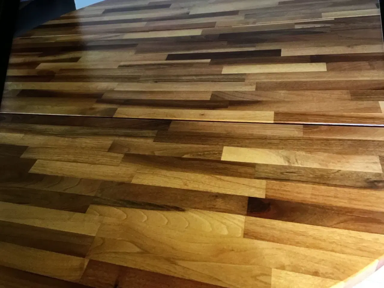 Billede 3 - Snedkerfremstillet rund spisebord, valnøddetræ