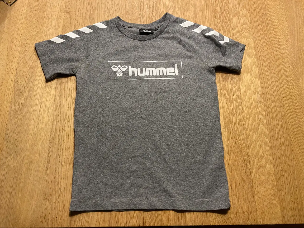 Billede 6 - Jakke Hummel, Tshirt Hummel 116, 