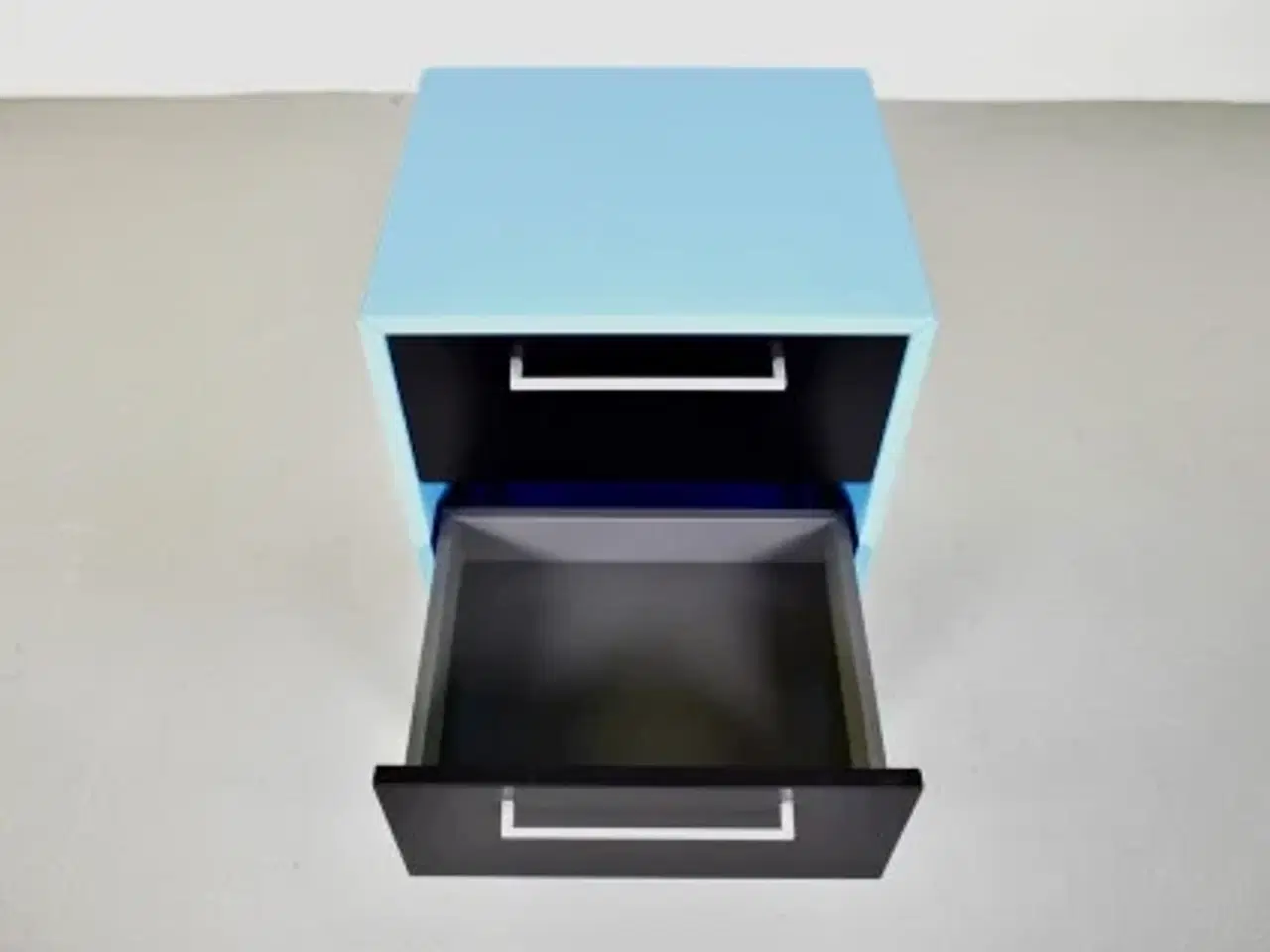 Billede 9 - Dencon skuffemøbel i blå med sorte skuffer