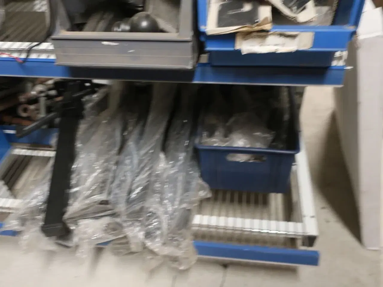 Billede 17 - 2 fag salgsreoler inkl. indhold (se billeder)