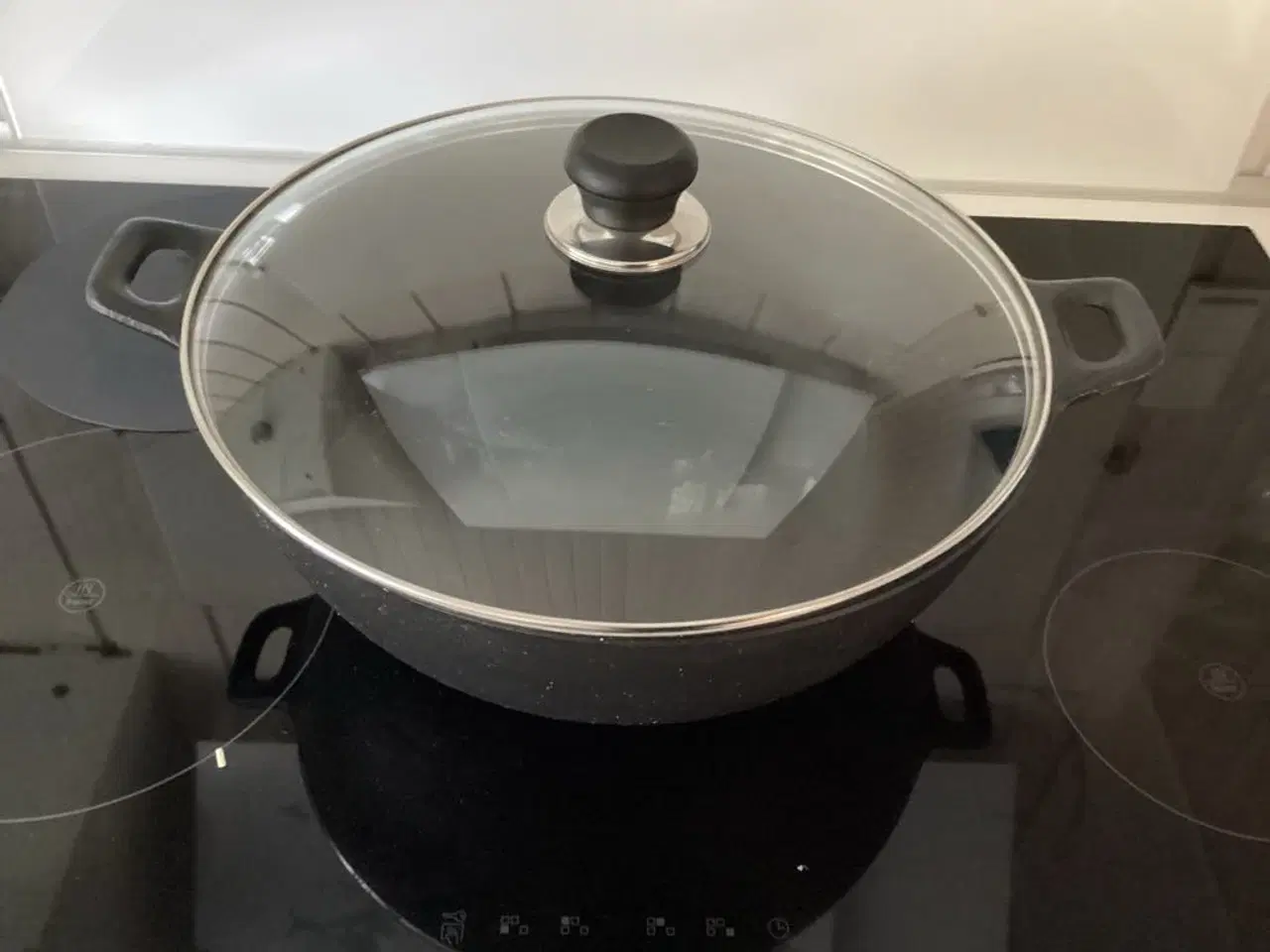 Billede 1 - Stor sort støbejernsgryde Ø: 32 cm med glaslåg