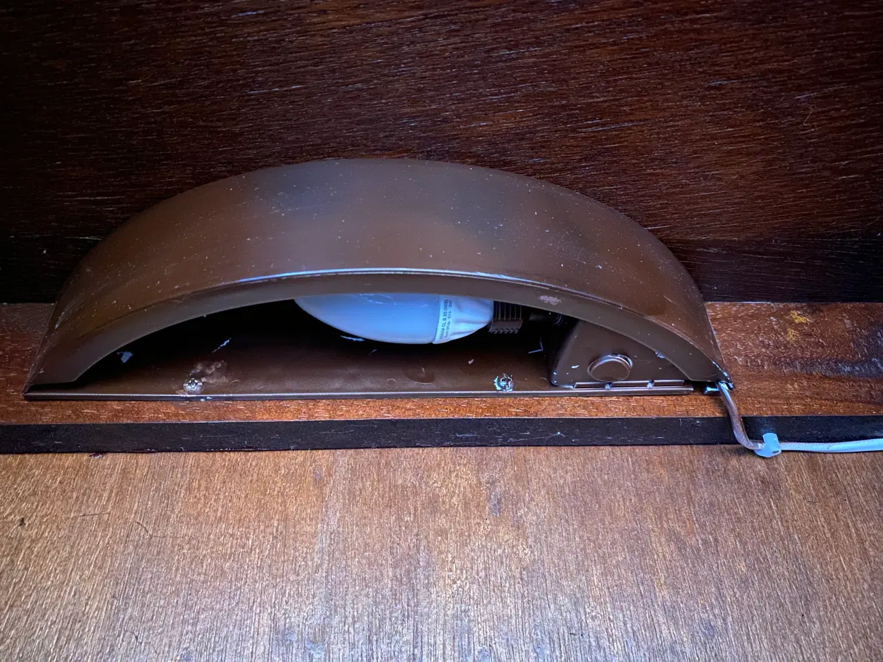 Billede 5 - Smukt vitrineskab med glas- og træhylder, inkl lys