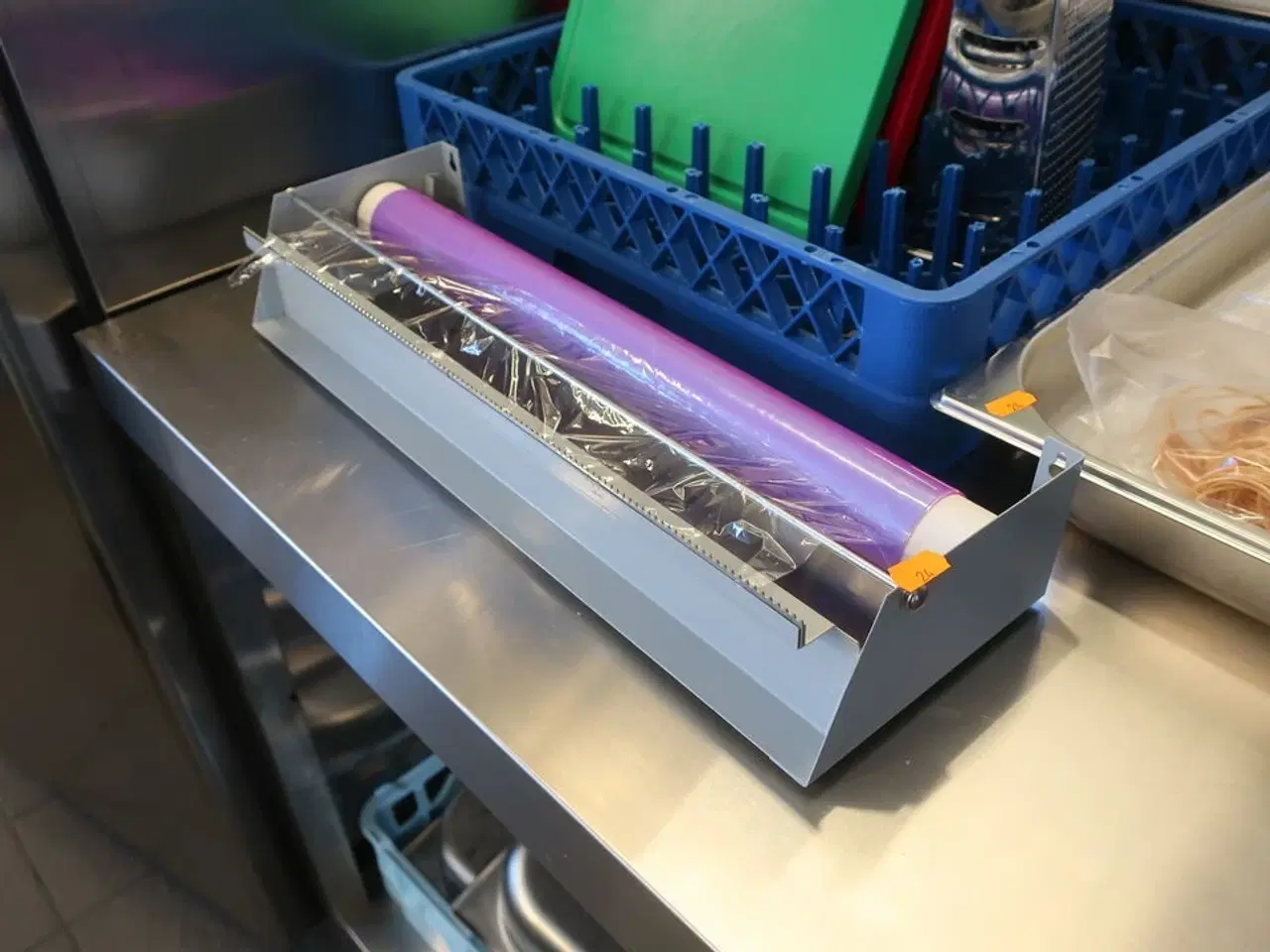 Billede 3 - Indhold på bord, opvaskebakker medfølger ikke