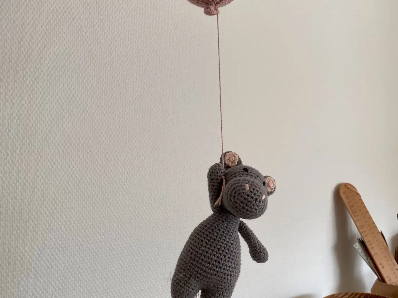 Billede 3 - Uro. Hæklet kanin, elefant, flodhest med balloner
