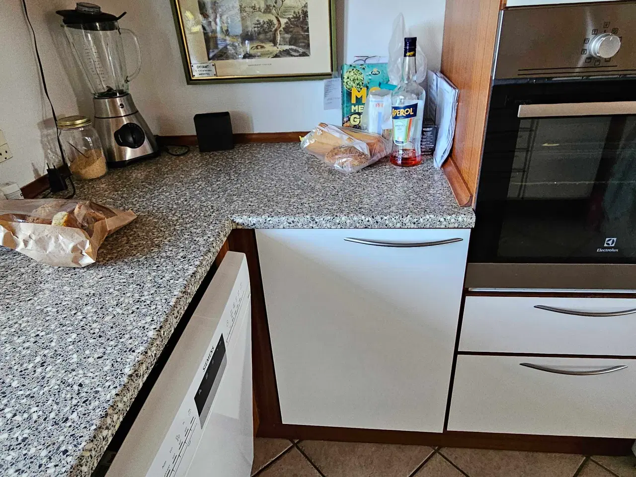 Billede 3 - Svane køkken hvid laminat med trækanter