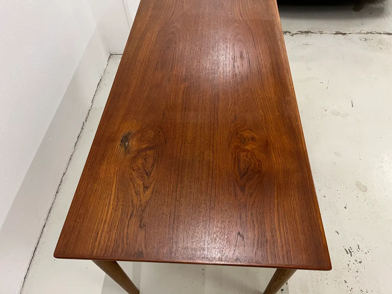 Billede 10 - Skrivebord i teak træ med 6 skuffer og reol.
