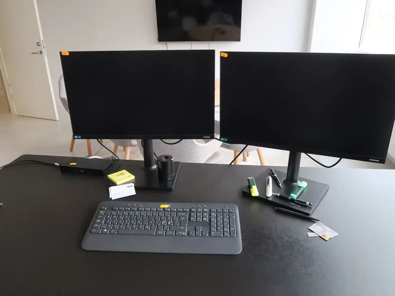 Billede 1 - 2 stk. computerskærme SAMSUNG F24T452FQR, dockingstation DELL, tastatur