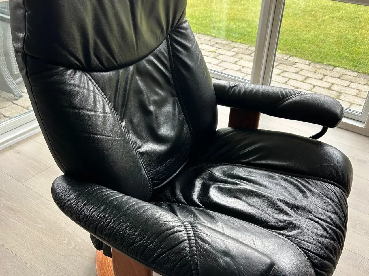 Billede 2 - Stressless lænestole inkl. skammel og cafebord