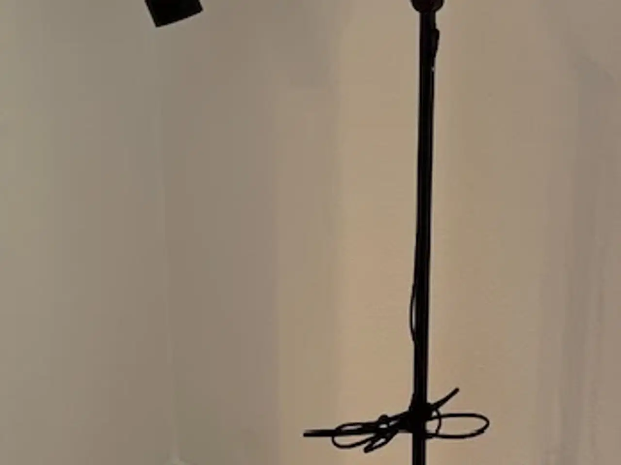 Billede 1 - IkeaStander/GulvLampe i sort