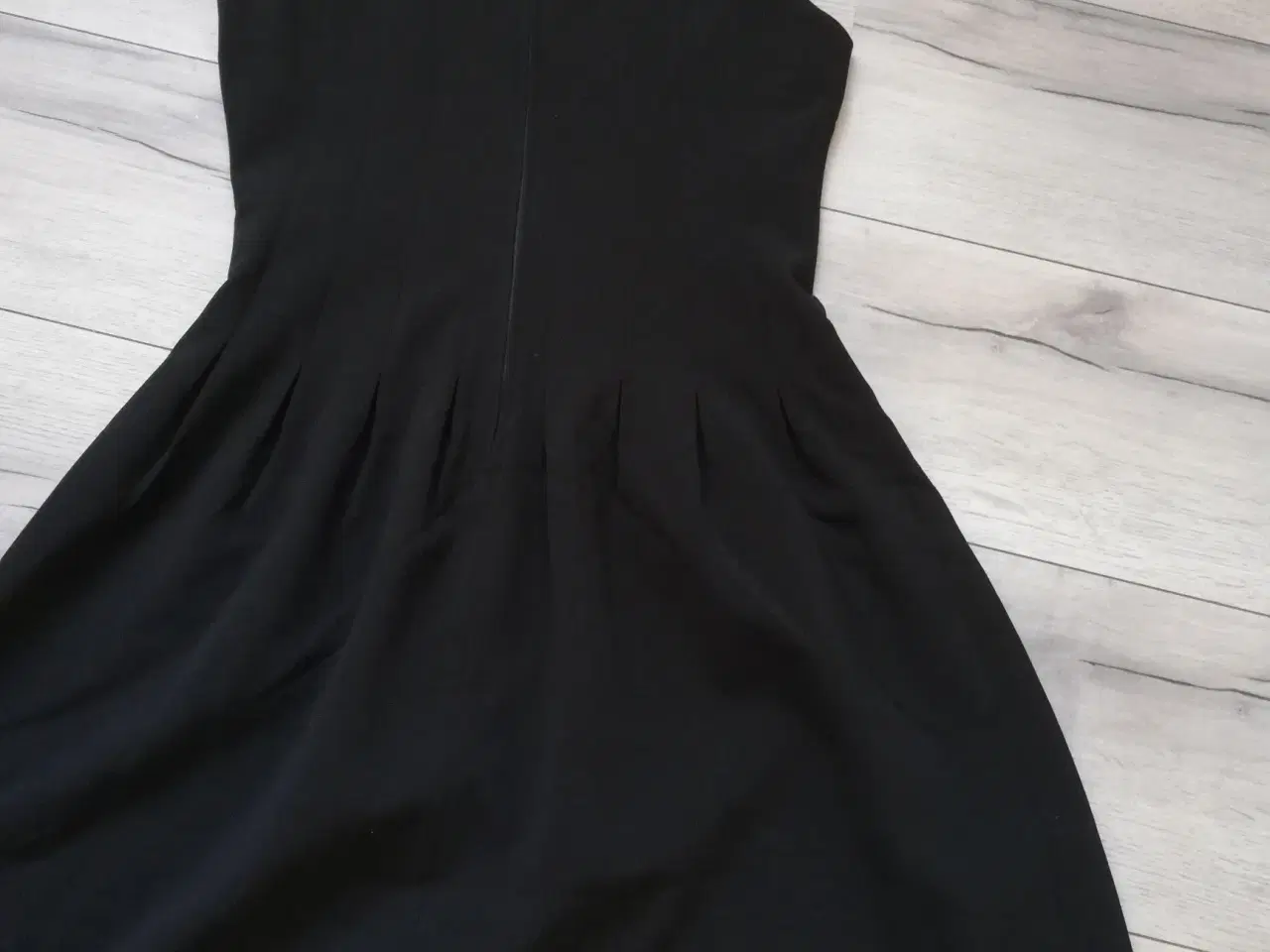 Billede 1 - Flot sort  kjole M blonde 