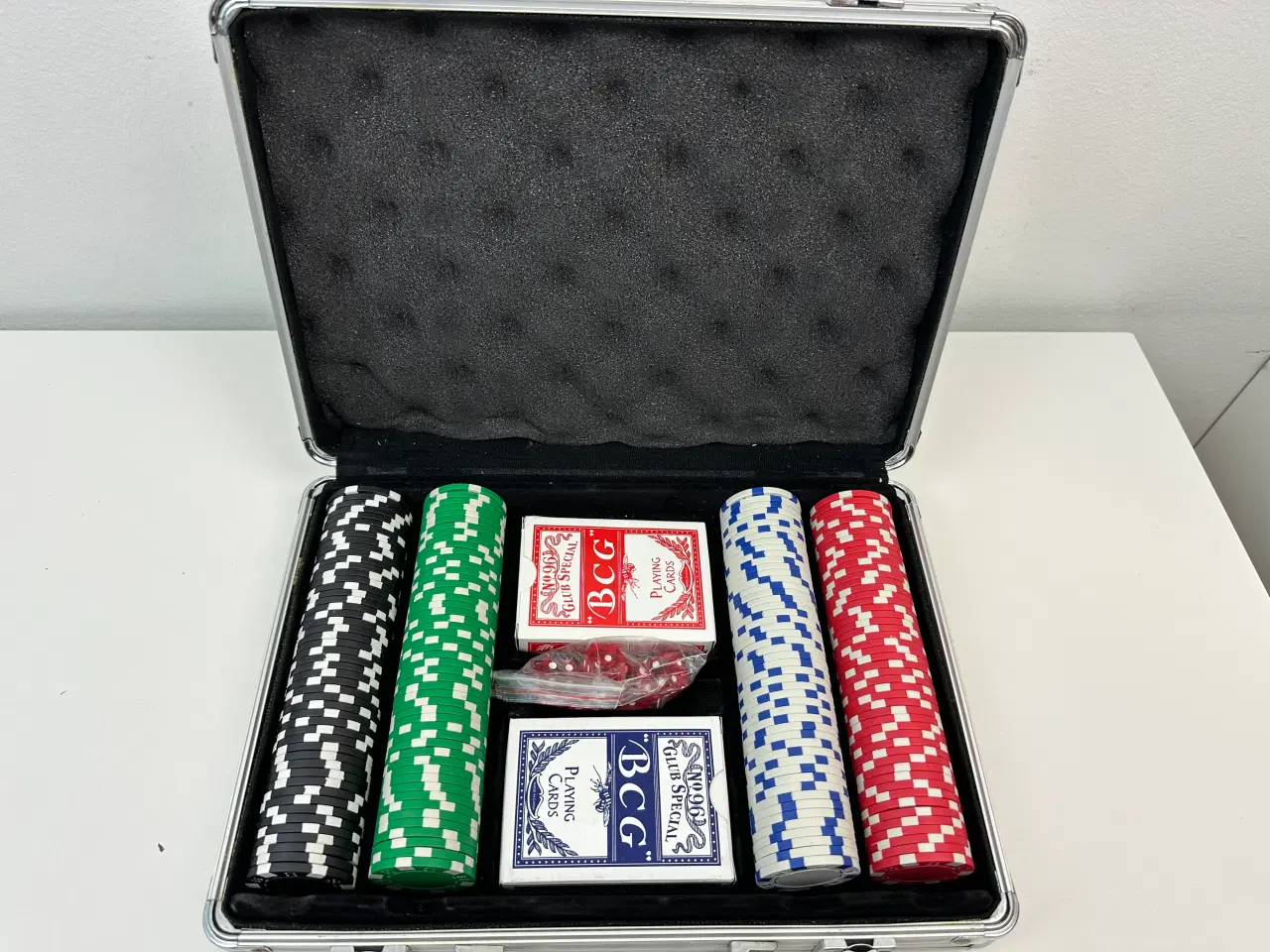 Billede 2 - Pokerchips sæt m. tilbehør i alukuffert