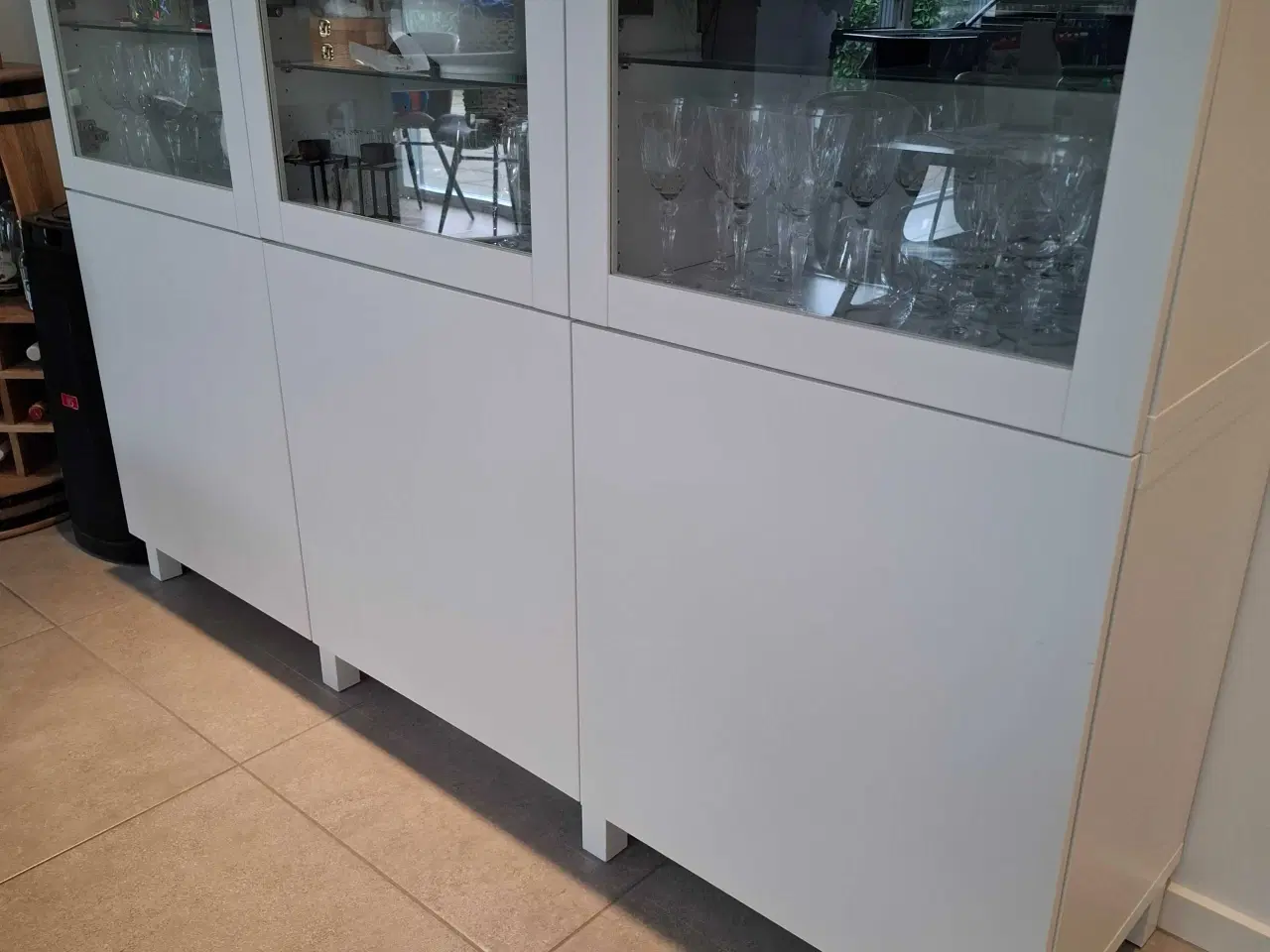 Billede 1 - Rummelig og velholdt skænk 