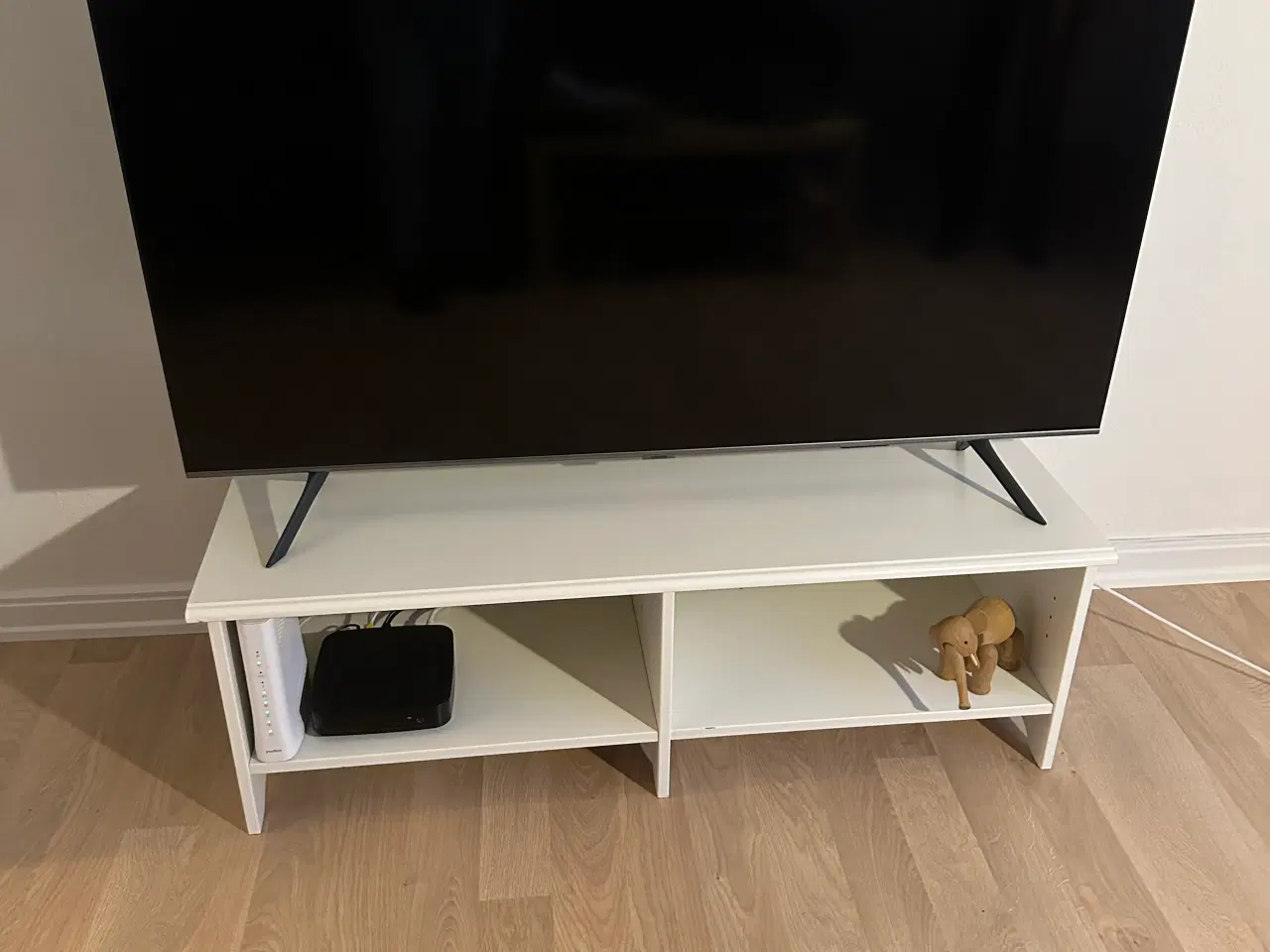 Billede 3 - TV bord med hylder