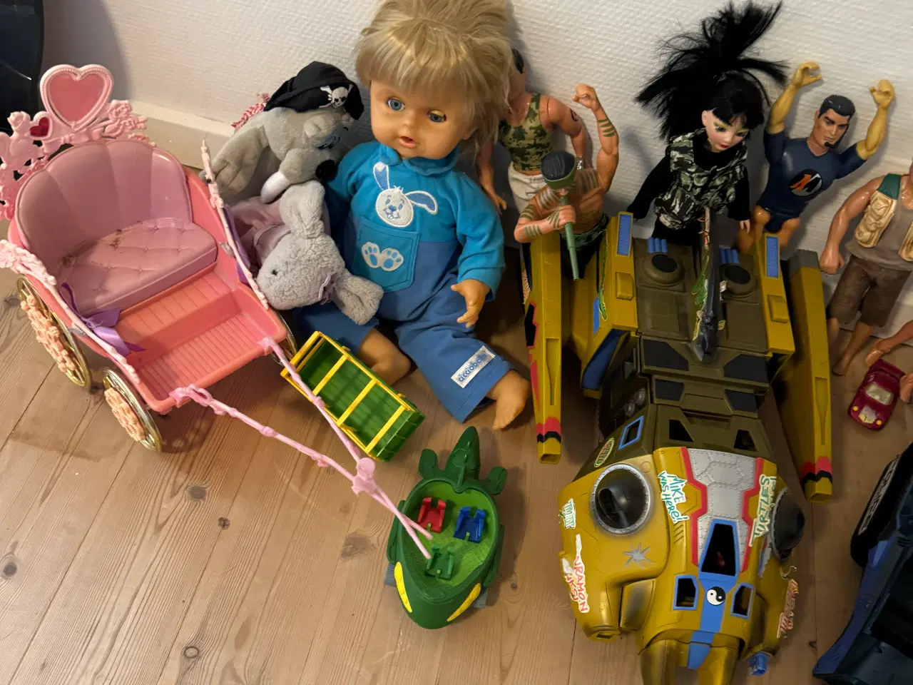 Billede 4 - Legetøj blandet action man,bil bane, dukke,bamser