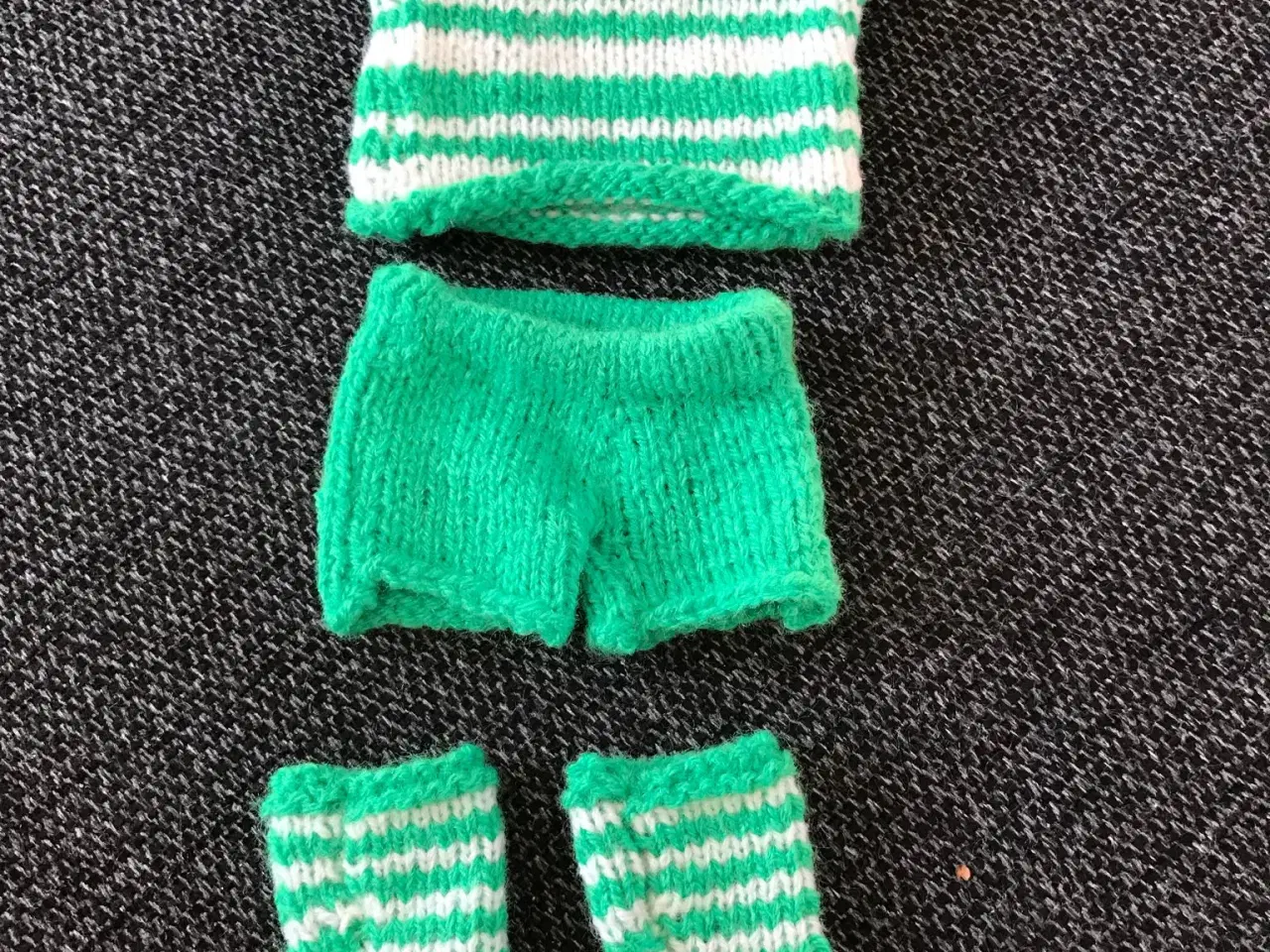 Billede 1 - Dukketøj strikket til lillebror dukke