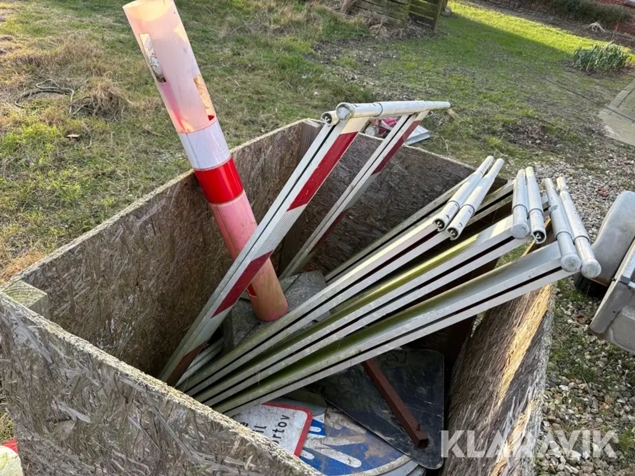 Billede 2 - Diverse skilte og afskærmning