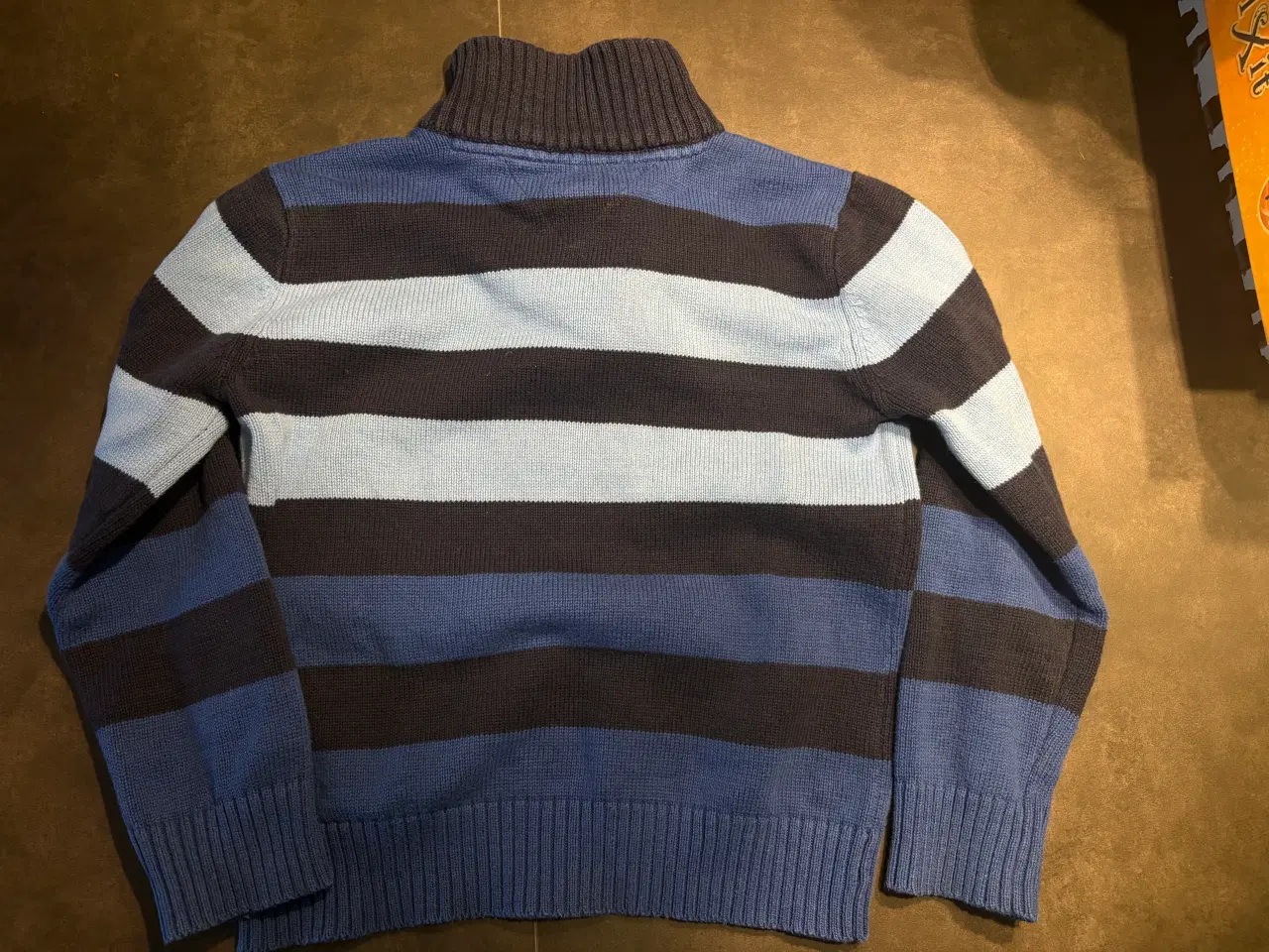 Billede 6 - Flot Tommy Hilfiger strik med lynlås – Str. 7