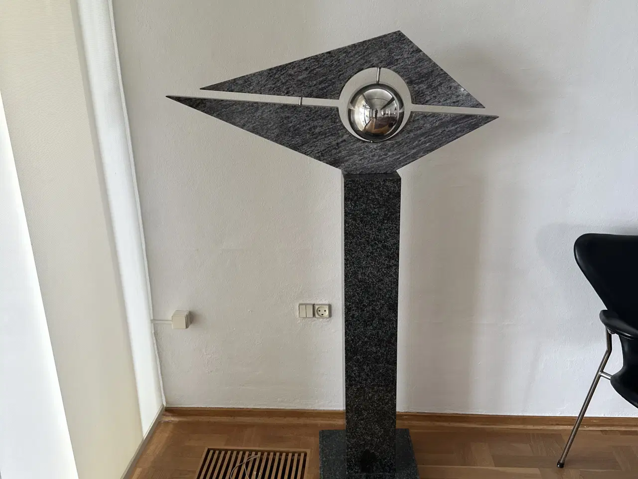 Billede 1 - Skulptur i granit og stål