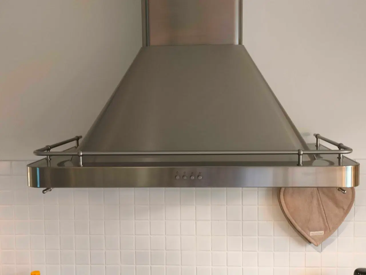 Billede 1 - Flot emhætte i rustfrit stål. 80 cm bred.