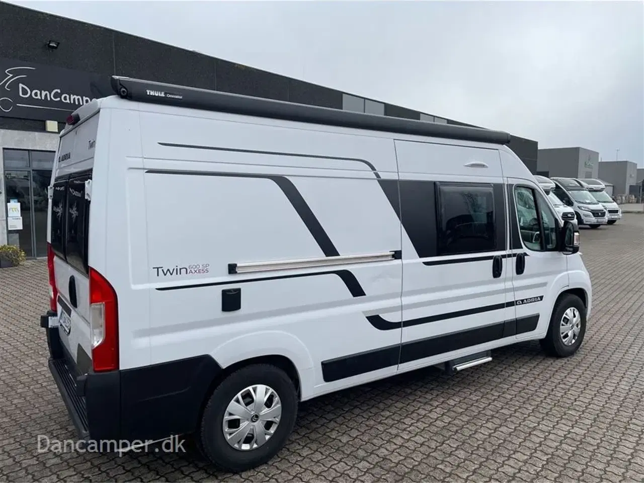 Billede 2 - 2023 - Adria Twin Axess 600 SP Kort og rummelig campervan kun kørt få km