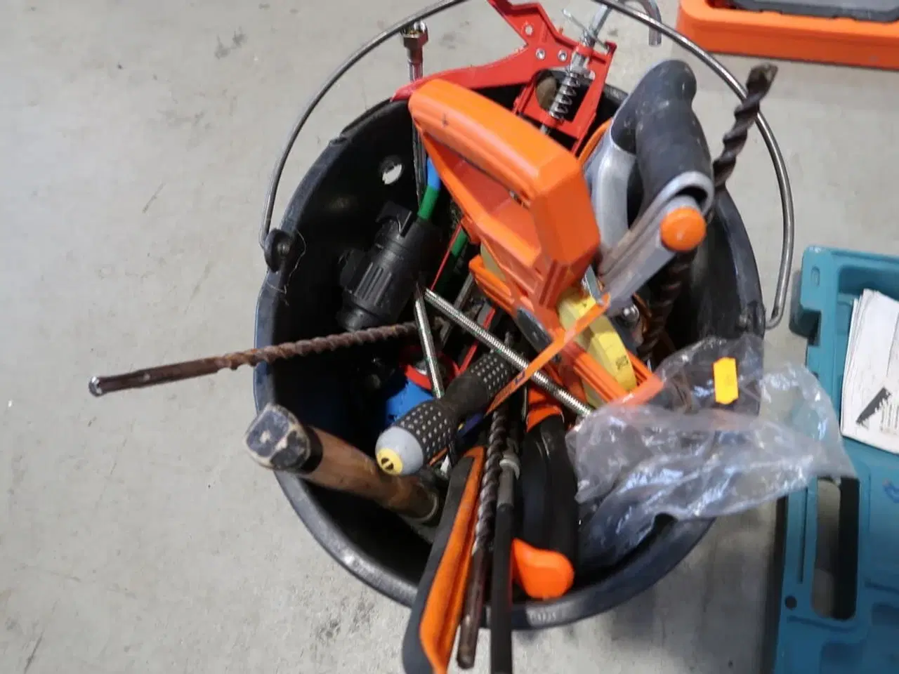 Billede 4 - Spand med div. Værktøj