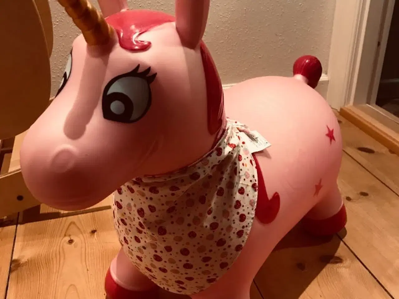 Billede 1 - Hoppedyr - Luna m/charmeklud 🦄