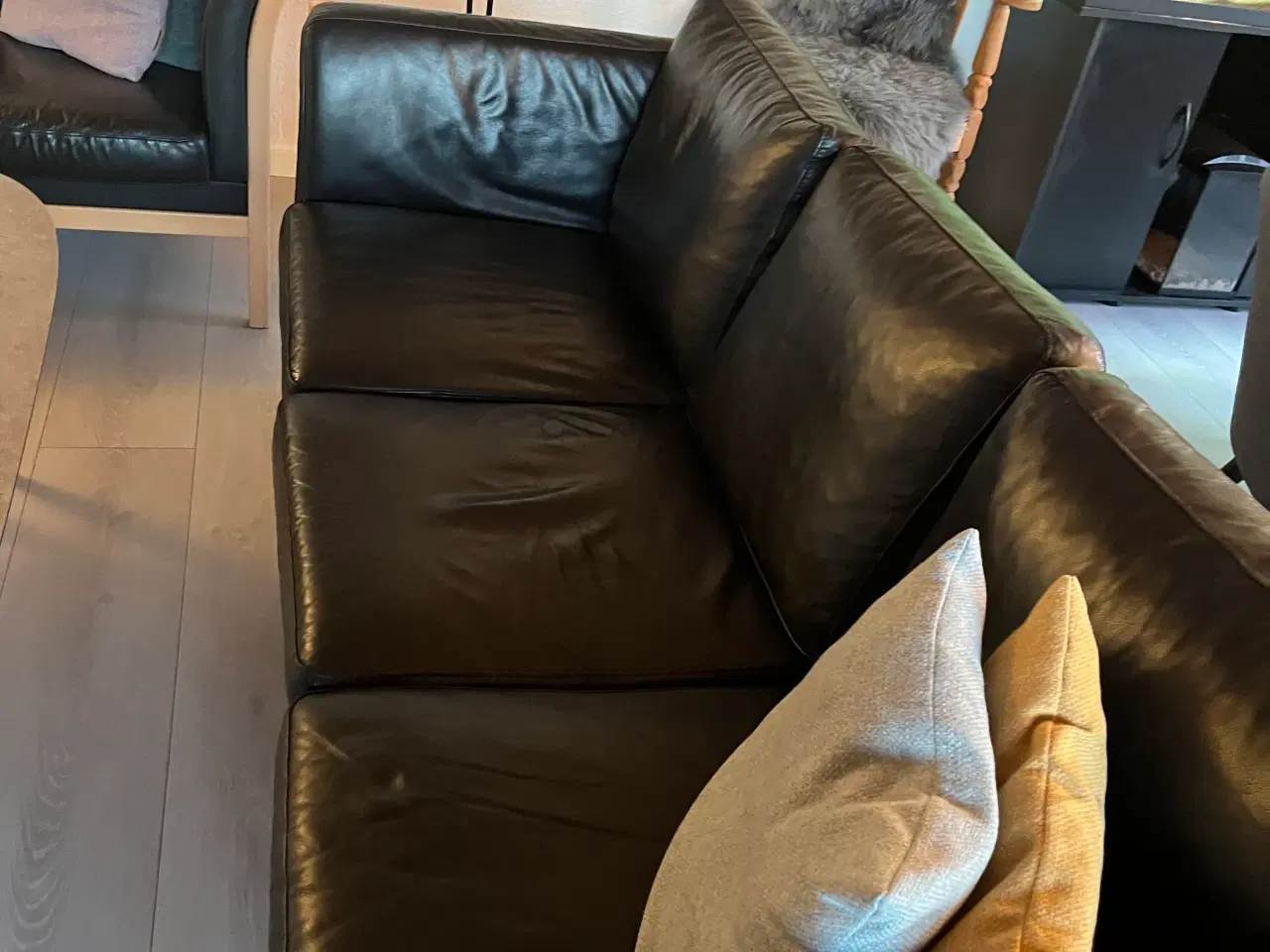 Billede 3 - Sort klassisk sofa sæt med bøge ender.