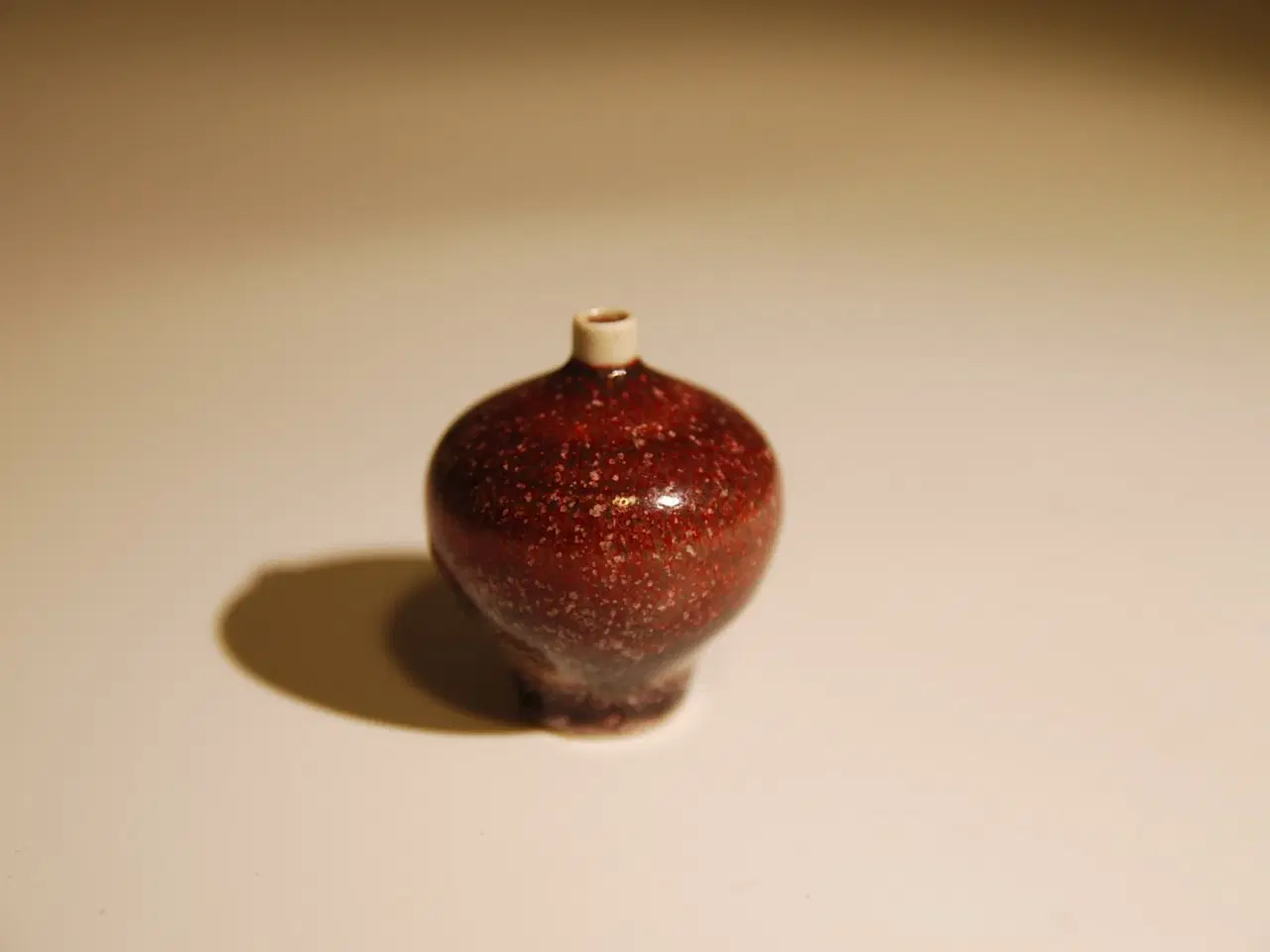 Billede 2 - Miniature vase med okseblodsglasur 