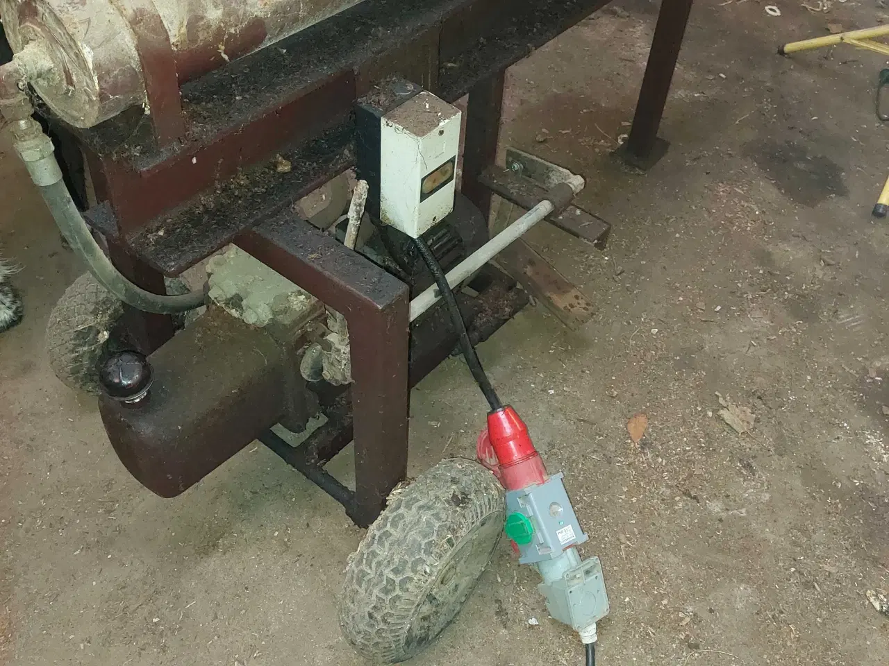 Billede 2 - Nyistandsat brændekløver 