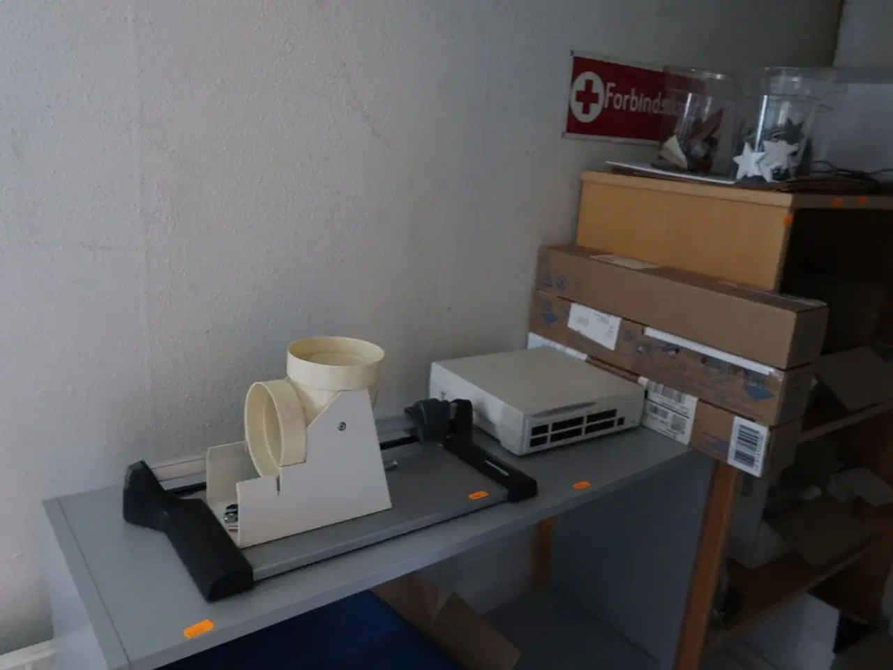 Billede 3 - Computerskærm, printere, skæremaskine, reoler, kontorartikler m.m.
