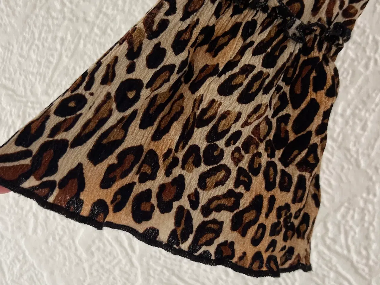 Billede 3 - Leopardkjole fra Noella. (Str. XS)